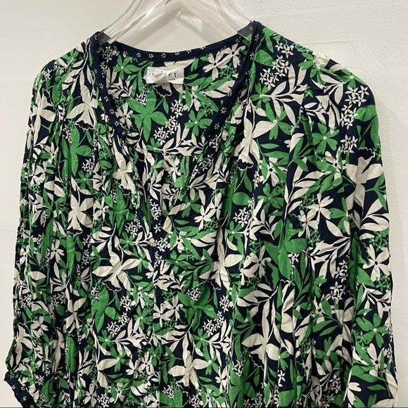 Velvet Graham & Spencer Green Blue Leaf Printed Blouse V-Neck - Picture 3 of 8